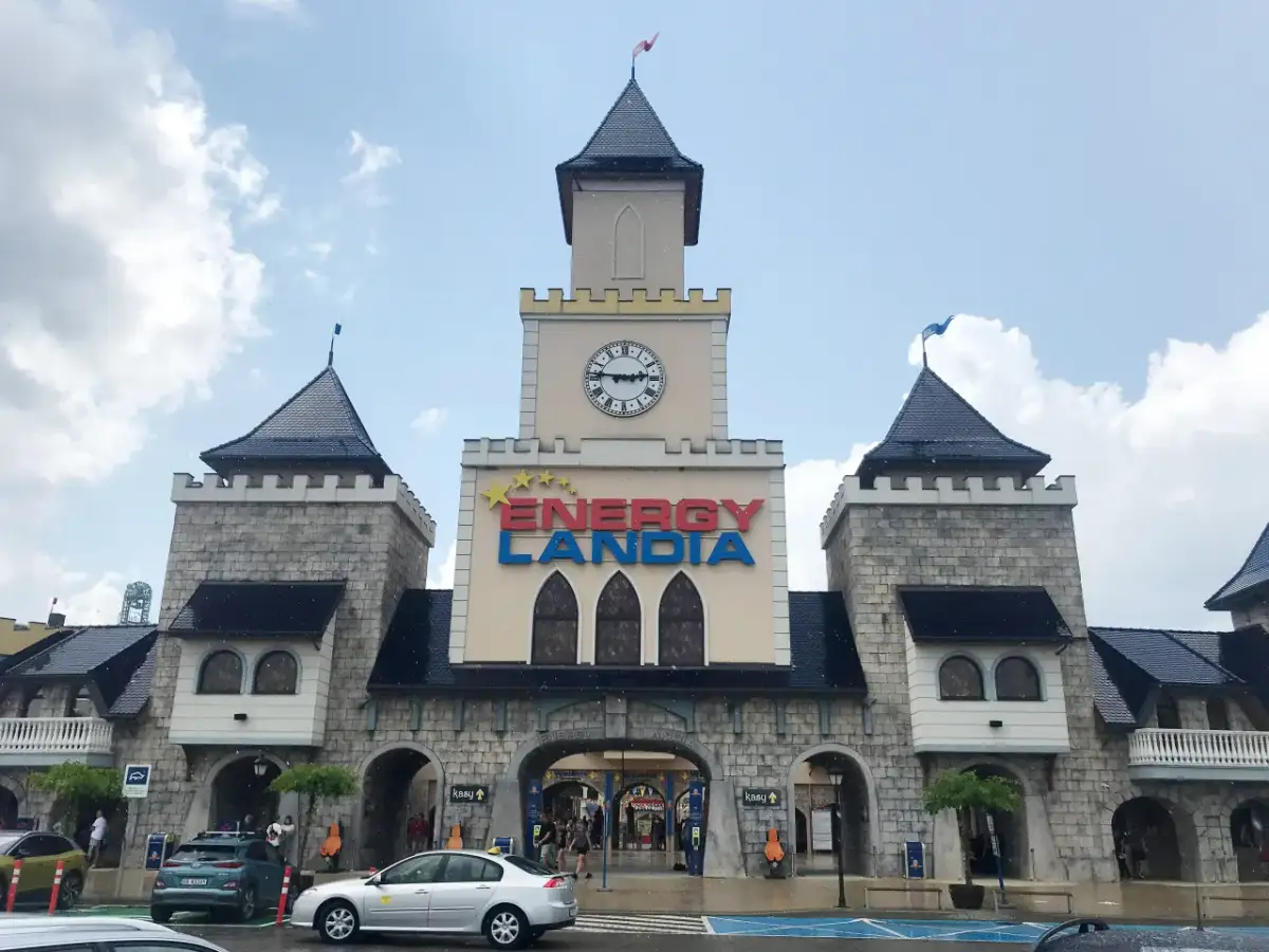 Wejście do Energylandii z napisem i zegarem na wieży.