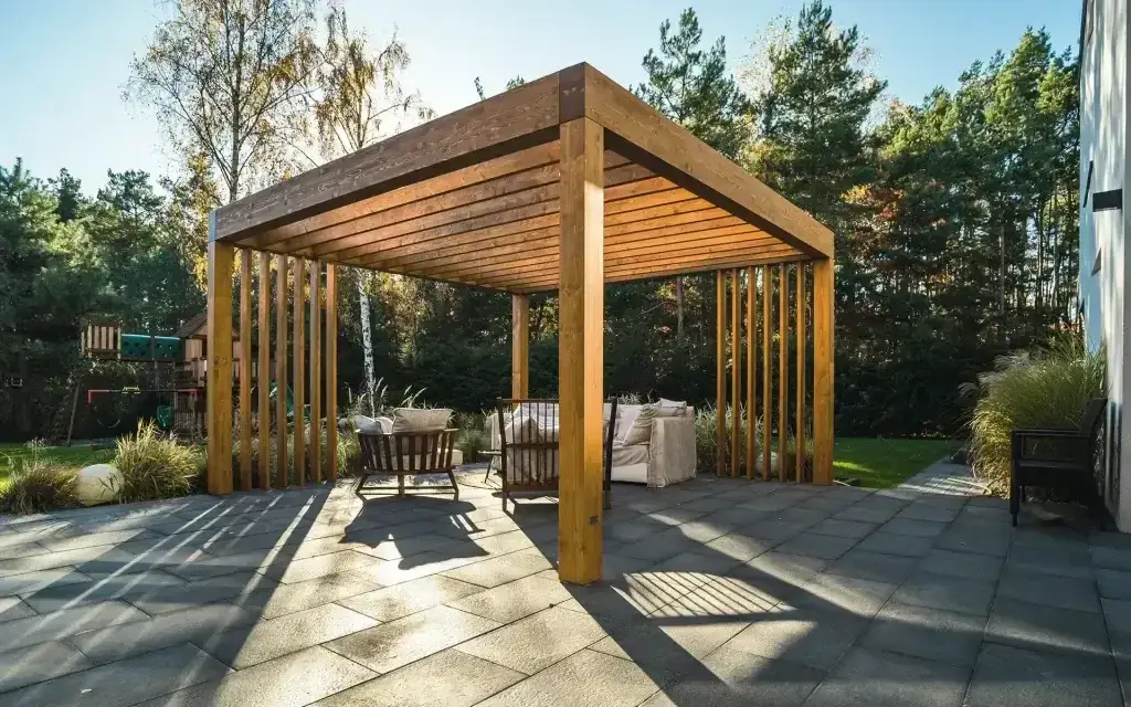 Jak zakotwiczyć altanę, aby przetrwała silne wiatry i burze