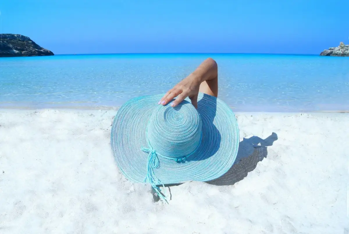Słońce i błękitne morze na plaży w Grecji. Idealna pogoda w październiku na relaks.