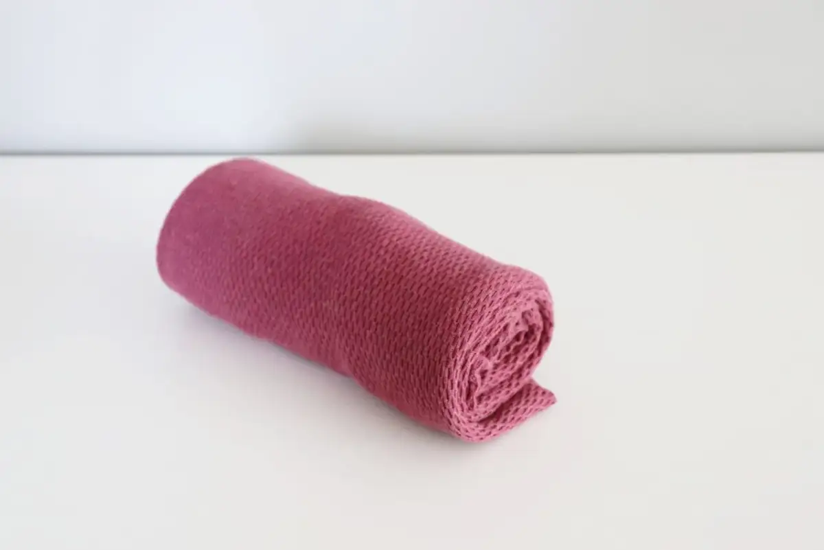 Jak składać swetry, żeby zajmowały mało miejsca i nie traciły kształtu