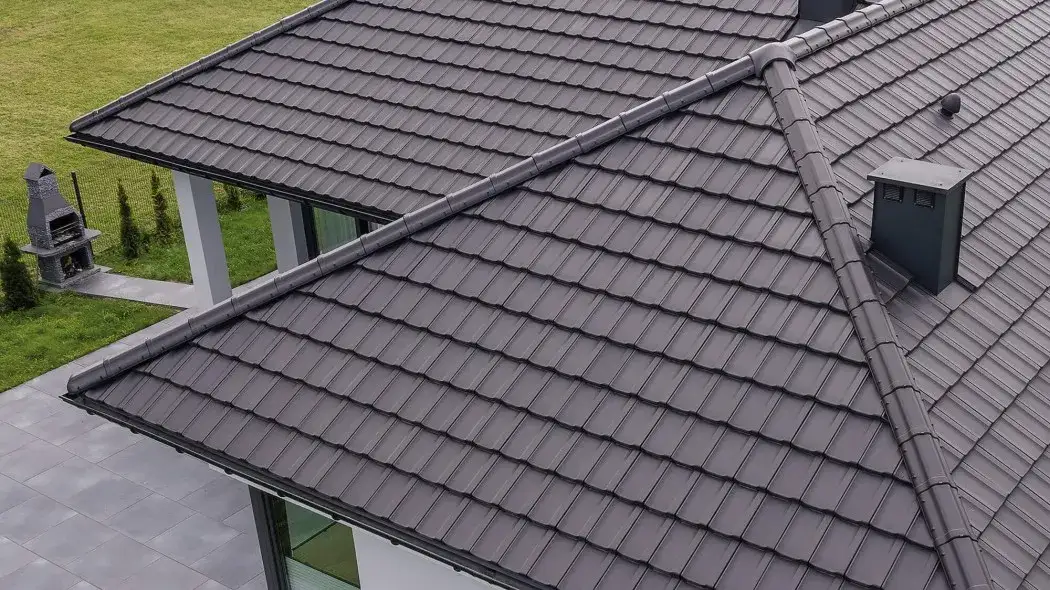 Ile waży dachówka? Sprawdź, jak wpływa na konstrukcję dachu