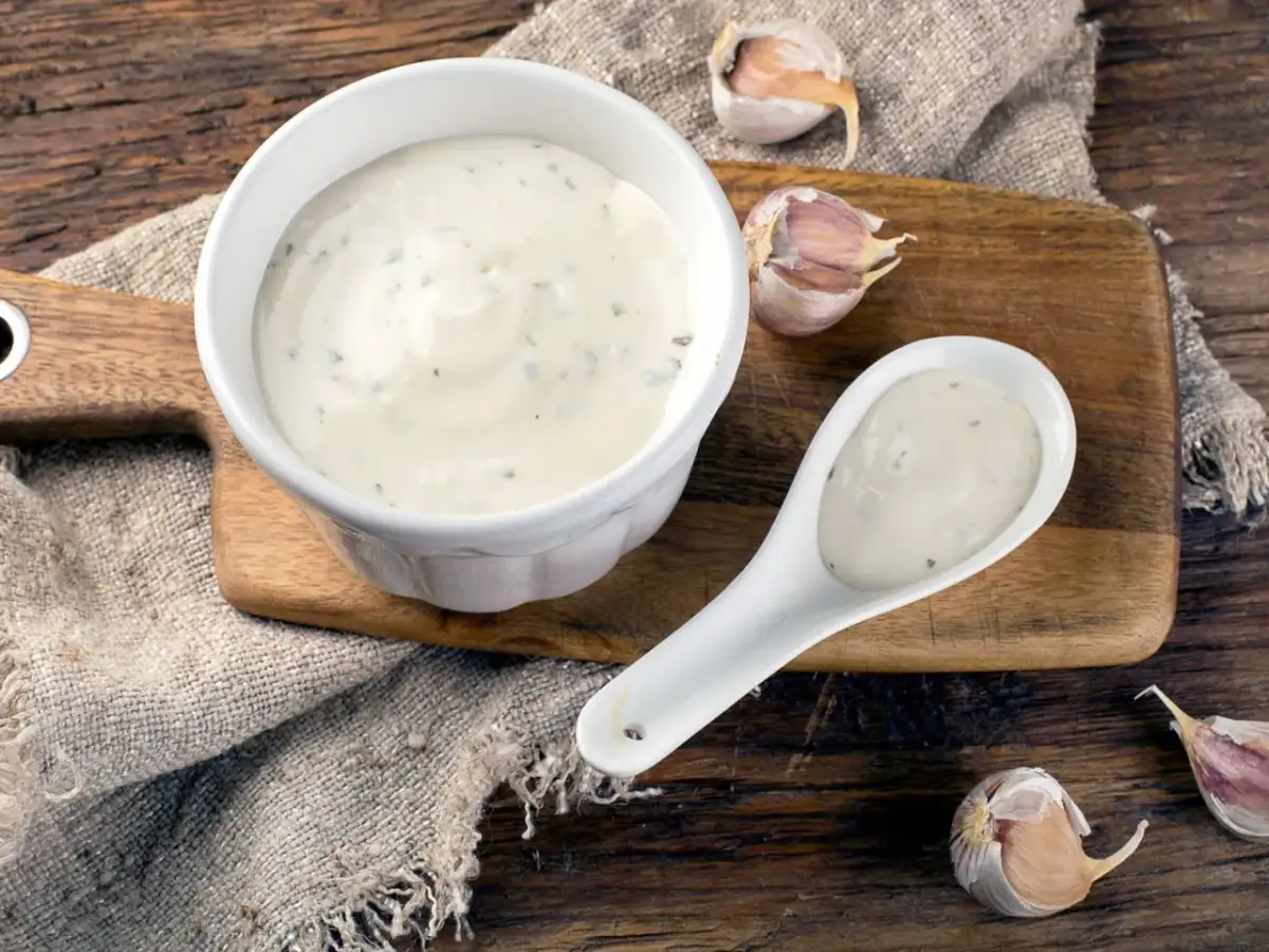 Co można zjeść z sosem czosnkowym? 10 pysznych propozycji na dania