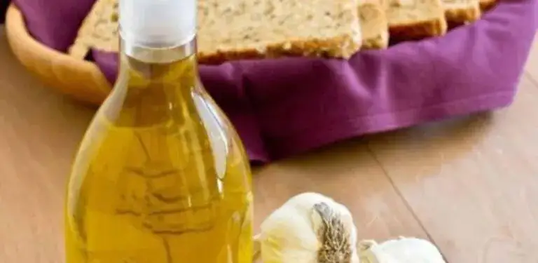 Jak zrobić olejek czosnkowy w domu – prosta metoda na zdrowie
