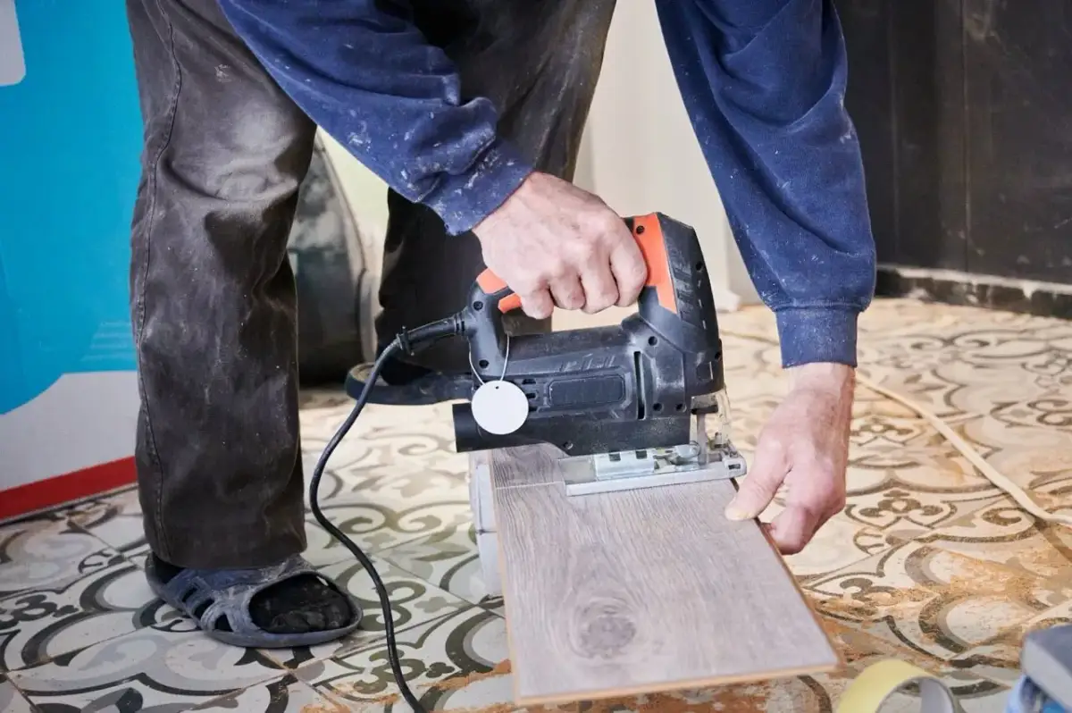 Cięcie paneli podłogowych: Jak uniknąć wyszczerbień? Poradnik eksperta