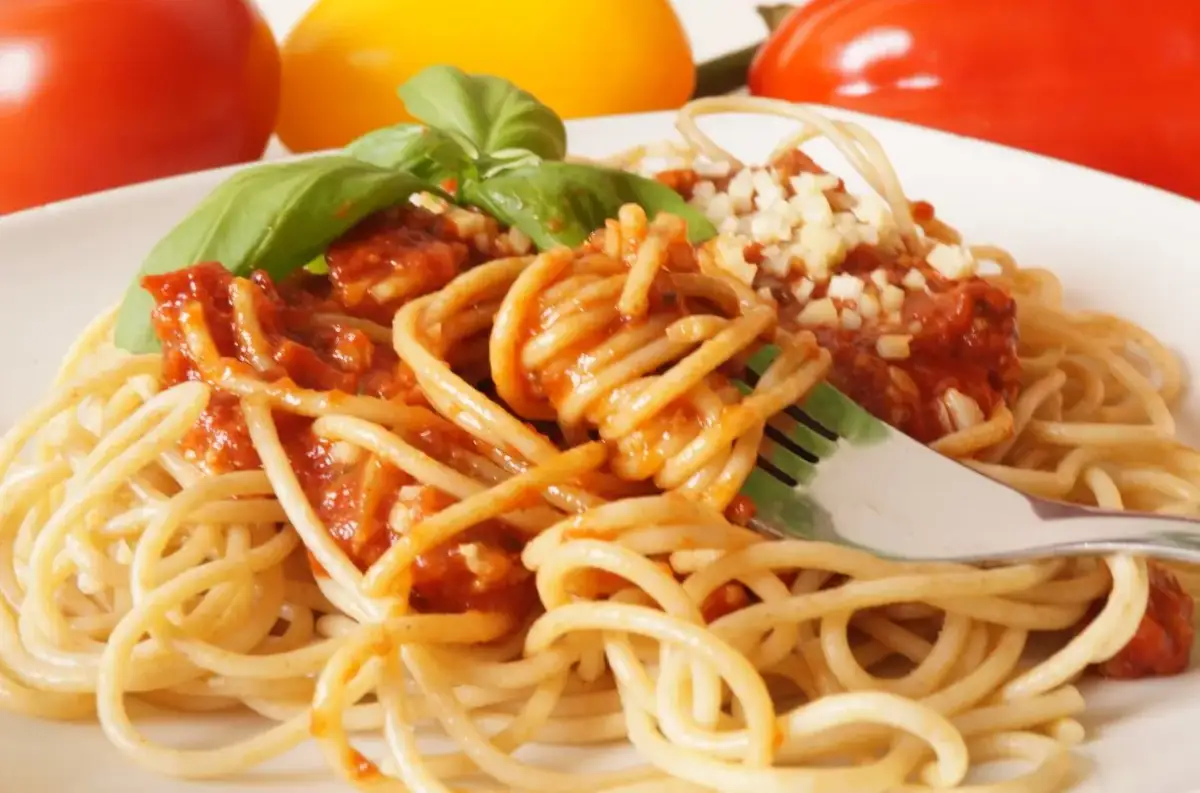 Spaghetti z pieczarkami: Prosty przepis i sekrety idealnego sosu