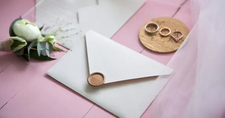 Jakie zaproszenie wybrać: z żoną czy małżonką na różne okazje?