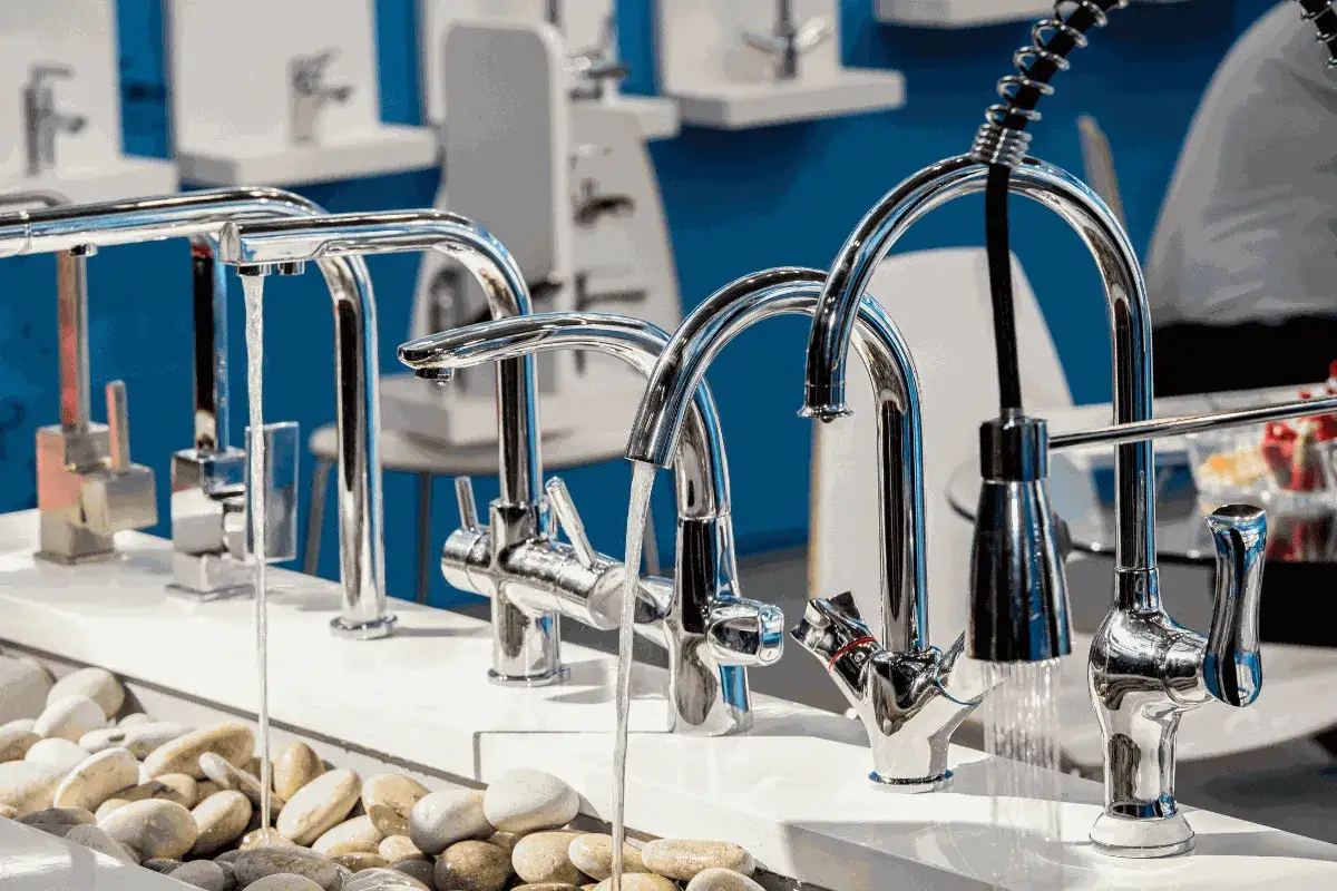 Eleganckie wylewki do baterii kuchennej błyszczą chromem, a woda swobodnie z nich cieknie, tworząc wodny pokaz.
