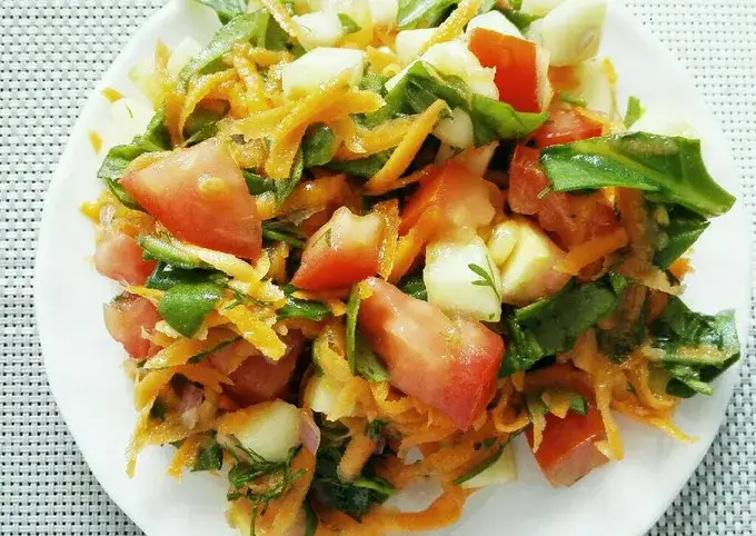 Ensalada de espinacas y tomate: receta rápida y saludable para ti