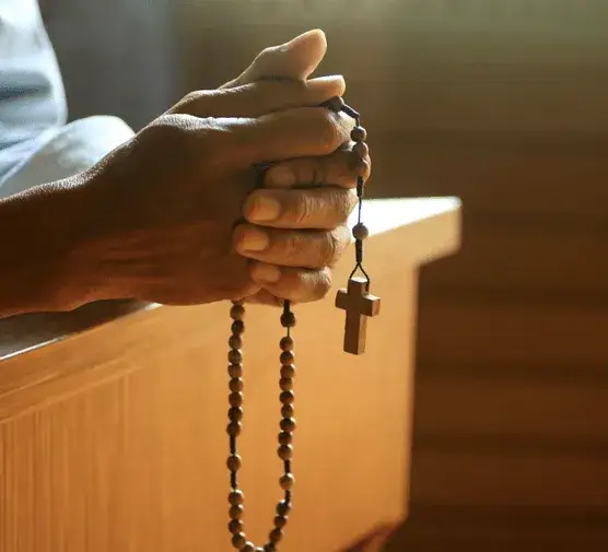 Skąd się wziął różaniec? Historia i znaczenie w tradycji katolickiej