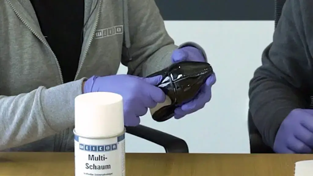 Jakim klejem skleić buty, aby uniknąć kosztownych błędów?