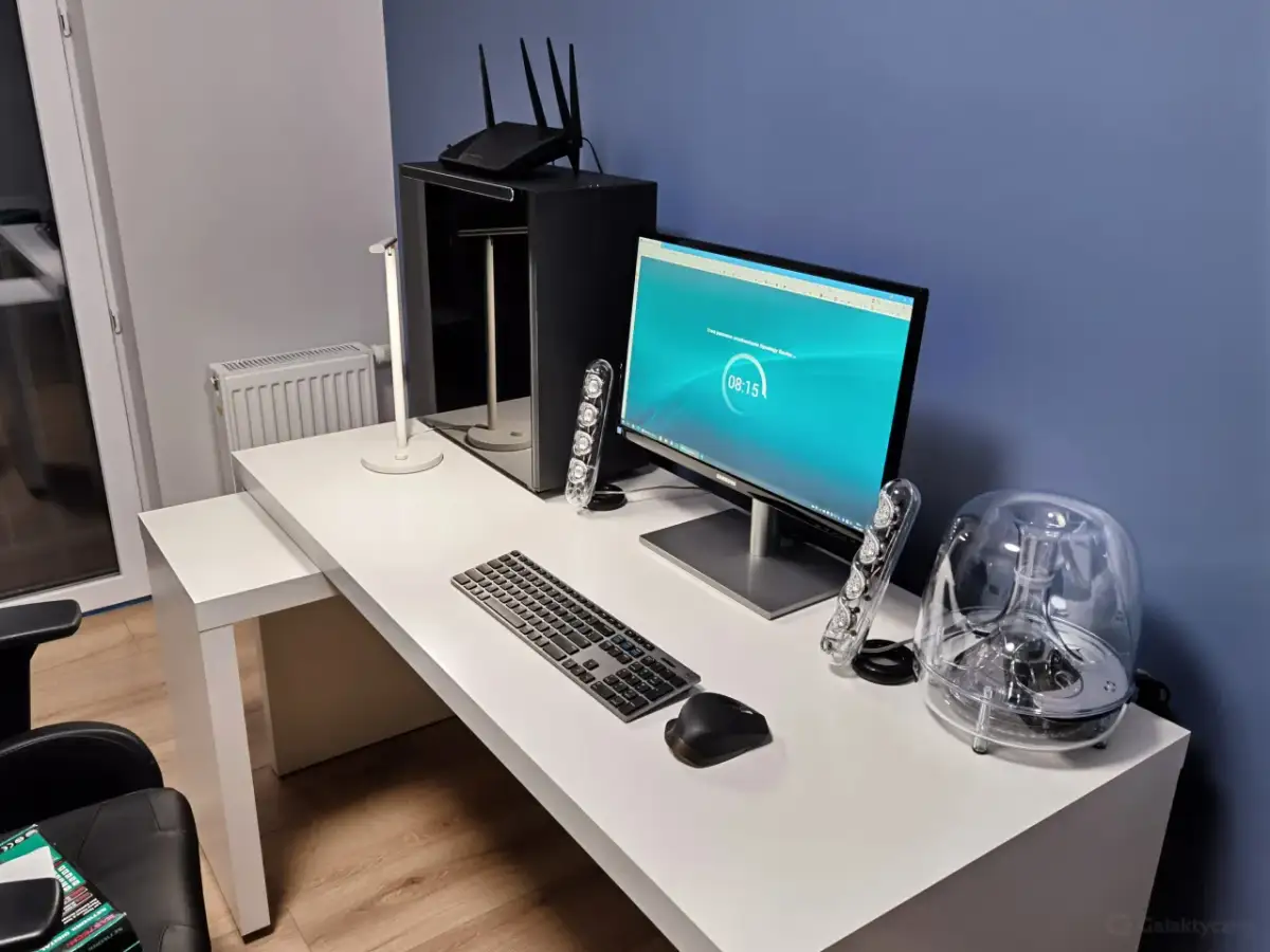 Jak uporządkować kable na biurku? Proste triki i akcesoria