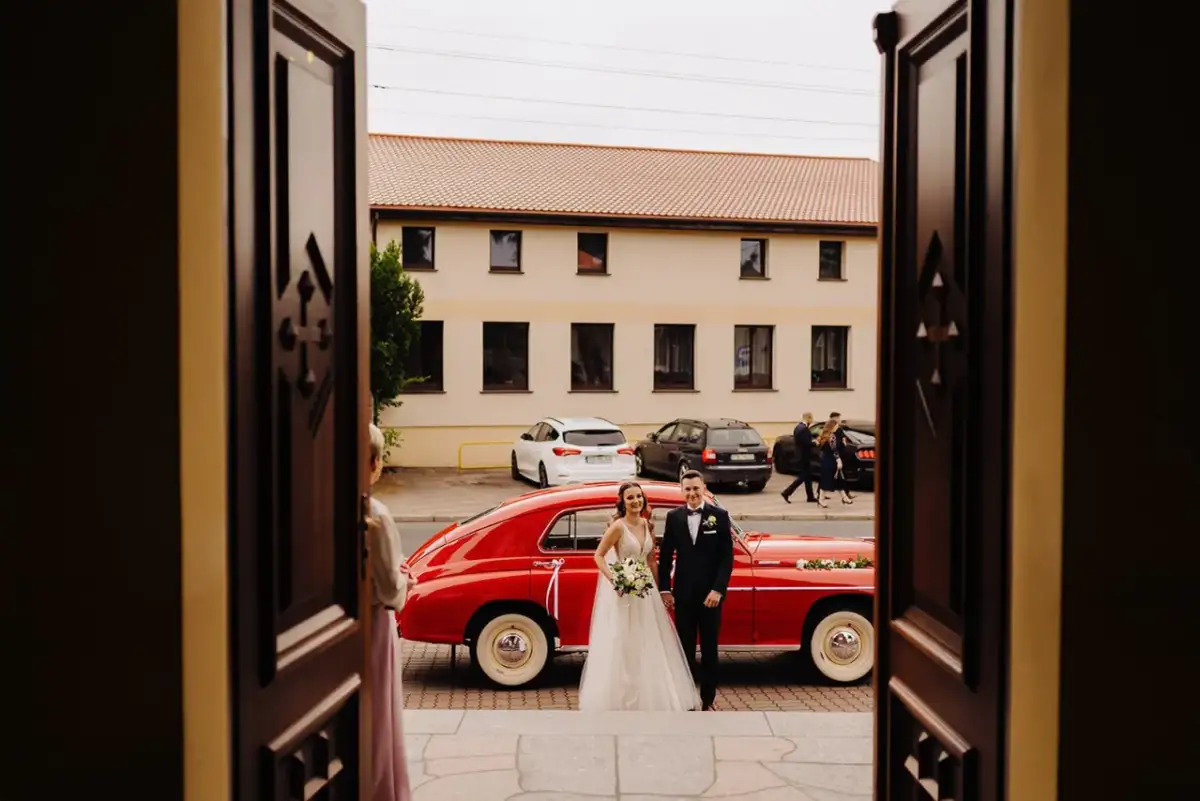 Kto prowadzi pana młodego do ołtarza? Odkryj tradycje i nowoczesne wybory