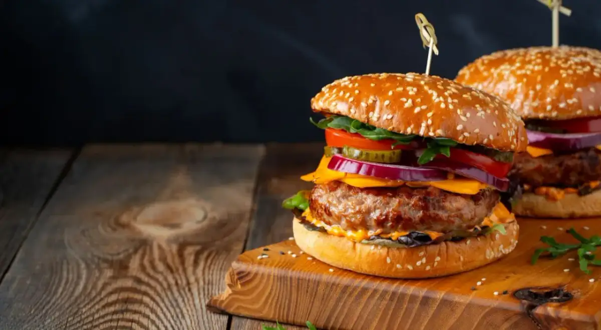 Kiedy Dzień Hamburgera? 28 maja! Historia, trendy i promocje
