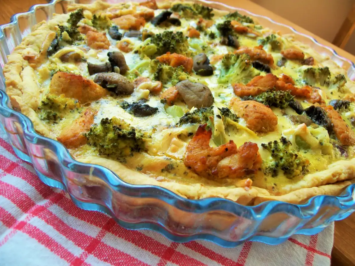 Tarta z kurczakiem i brokułami: przepis krok po kroku na obiad