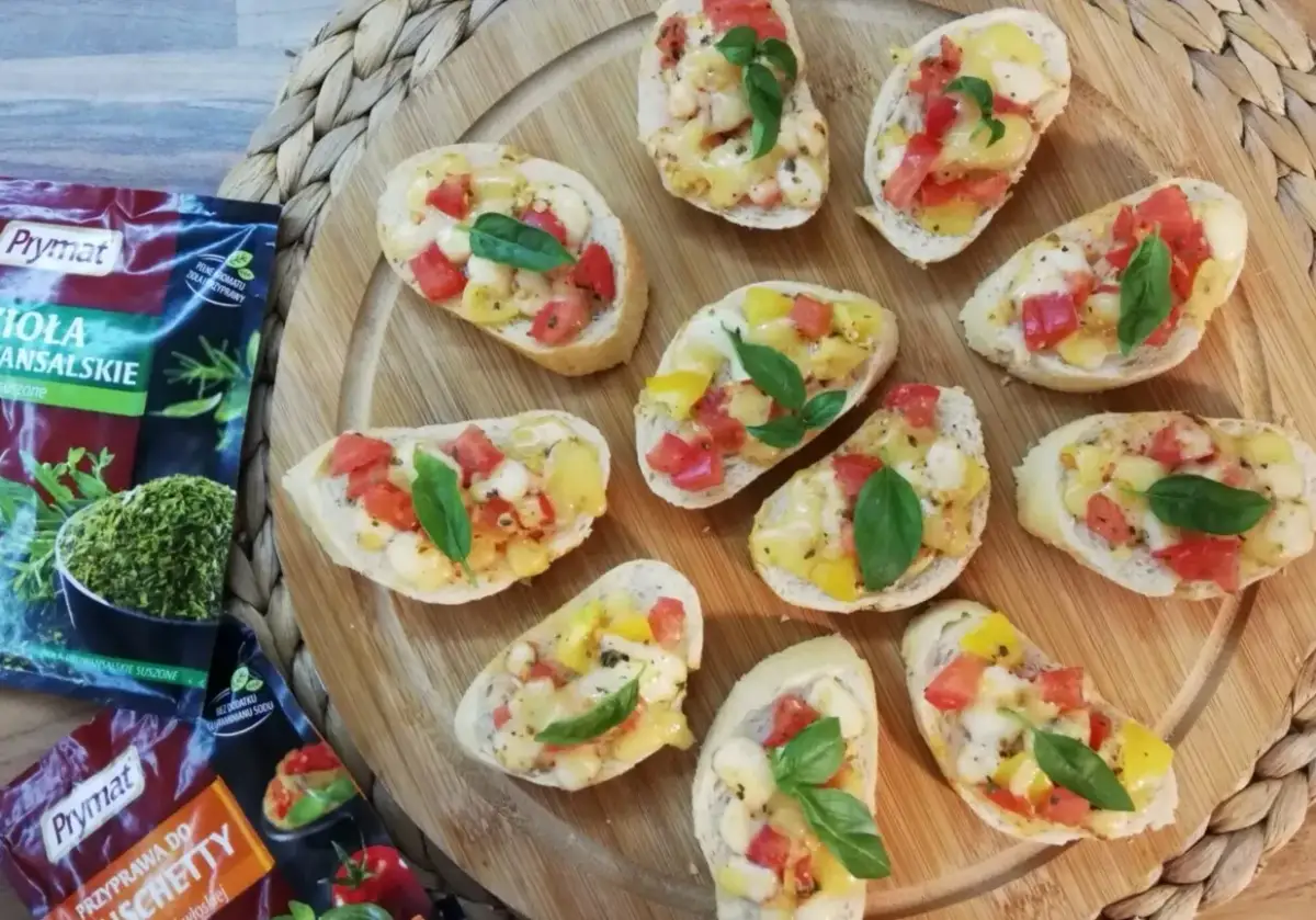 Zapiekanki z mozzarellą, pomidorami i bazylią na grzankach.