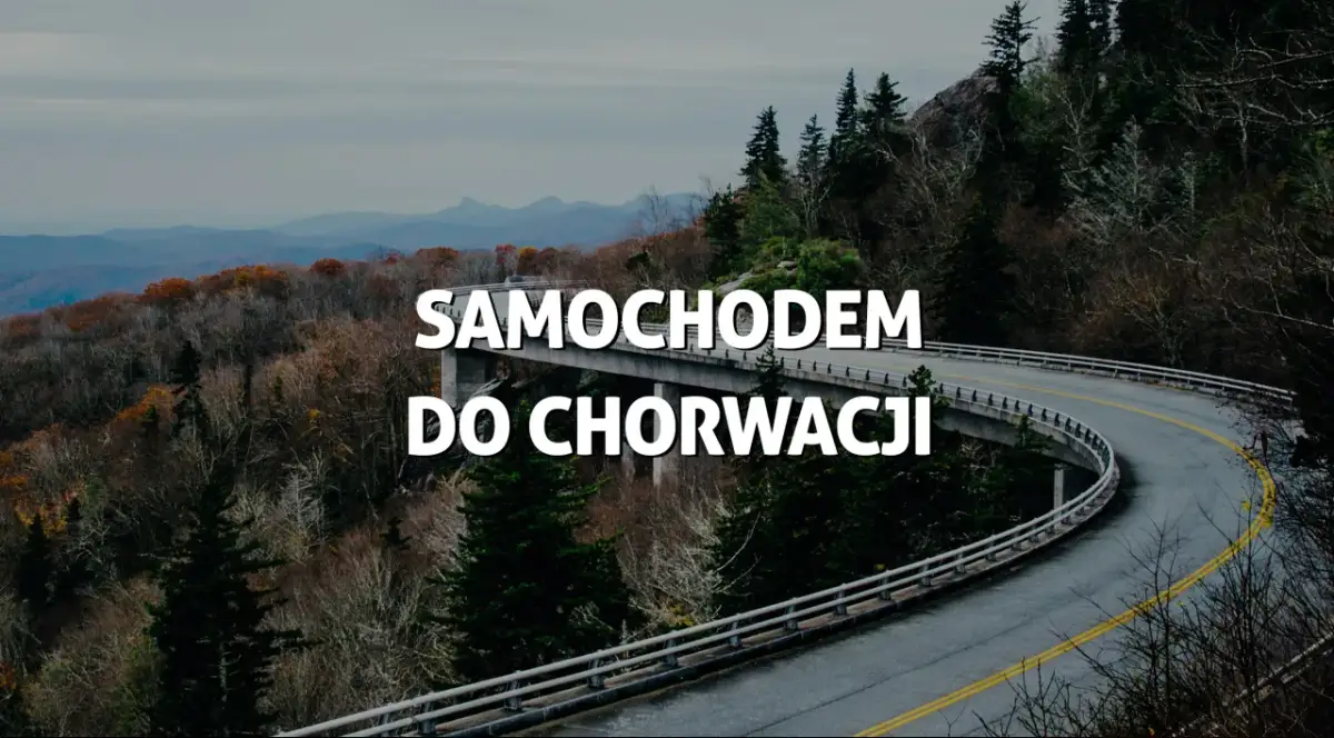 Kręta droga przez górzysty, zalesiony teren z napisem "SAMOCHODEM DO CHORWACJI".