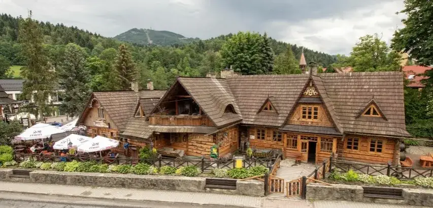 Karłów: Gdzie zjeść po szlaku? Najlepsze restauracje i karczmy