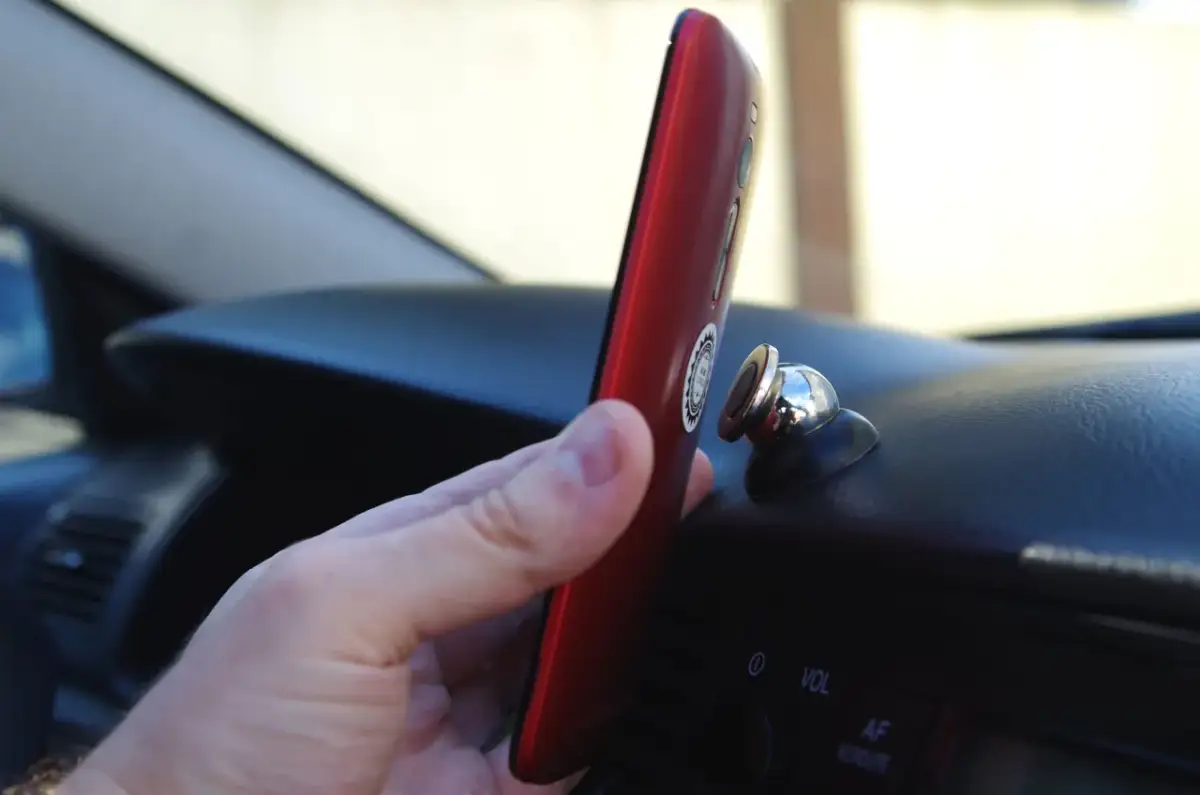 Jak zamontować uchwyt na telefon do deski rozdzielczej bez problemów