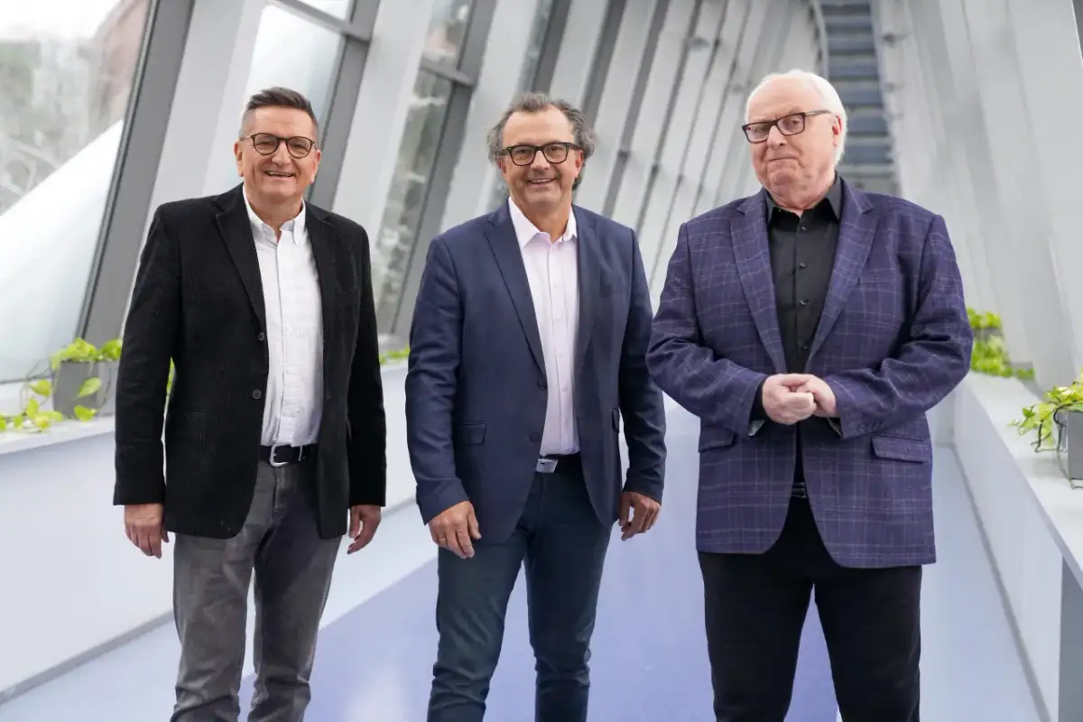 Trzech mężczyzn w garniturach, wyglądają jakby mieli zaraz zacząć występ. Ot to kabaret!