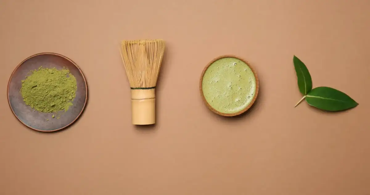 Proszek matcha, bambusowa miotełka chasen, gotowy napój i liście. Czy matcha pobudza? Zobacz sam!