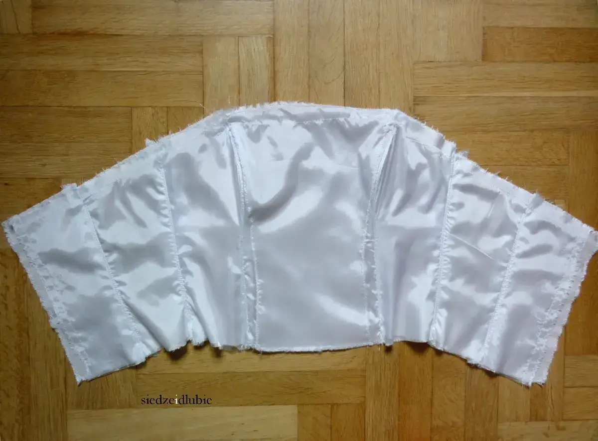 Miękki gorset? Jak usztywnić suknię wieczorową krok po kroku.