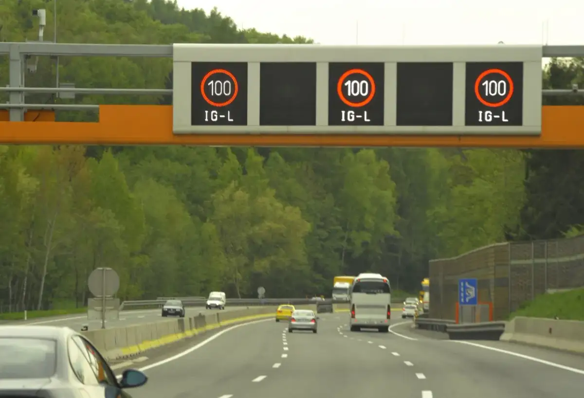 Austria: na autostradzie obowiązuje ograniczenie prędkości do 100 km/h.