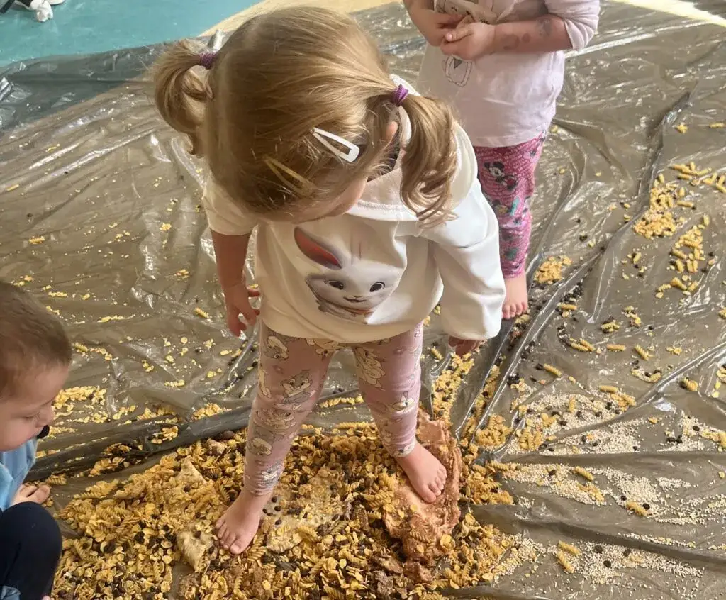 Panel sensoryczny DIY: Jak zrobić bezpieczną zabawkę krok po kroku?