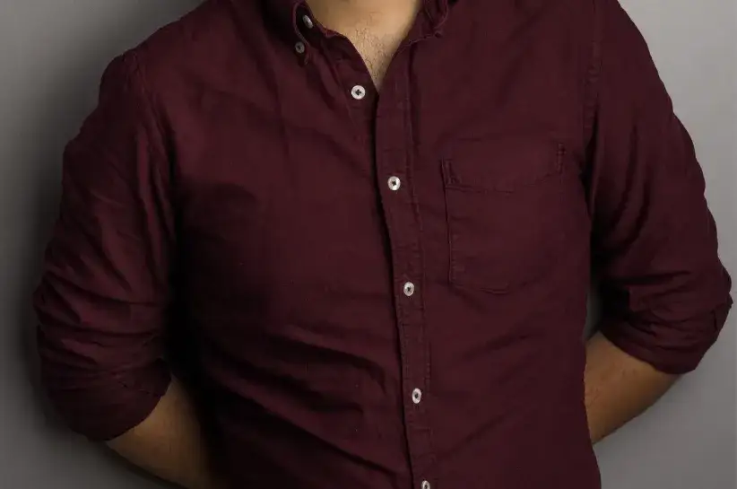 Jakie spodnie do bordowej koszuli? Stylowe połączenia