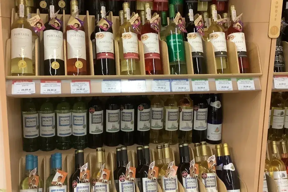 Wino wegańskie czym się różni - poznaj kluczowe różnice w produkcji