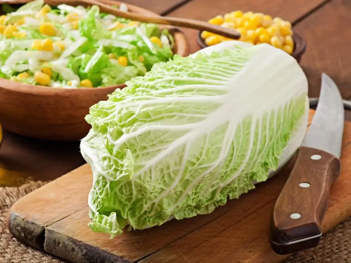 Najlepsze sosy do surówki z kapusty pekińskiej, które zachwycą smakiem