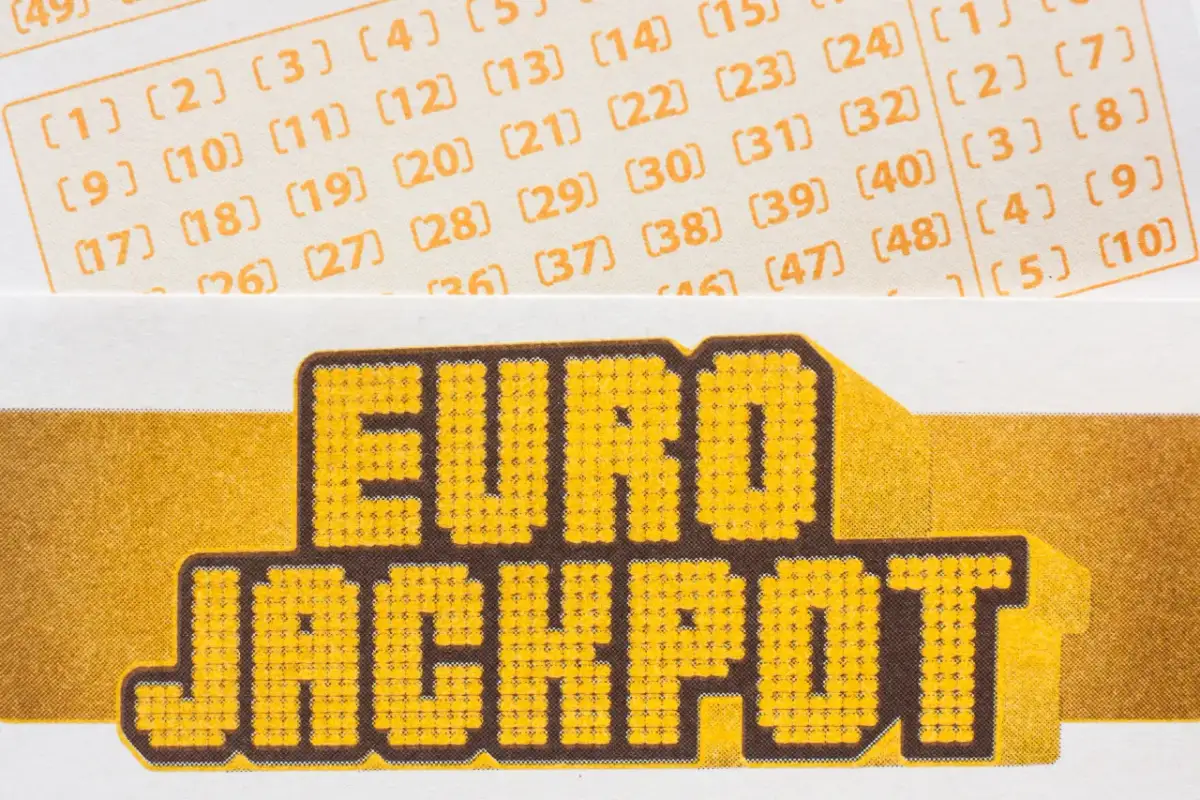Fragment kuponu Eurojackpot z widocznymi polami do wyboru liczb i logo gry.