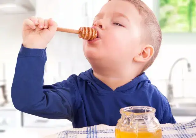 Od kiedy miód dla dziecka? Bezpieczne wprowadzenie do diety