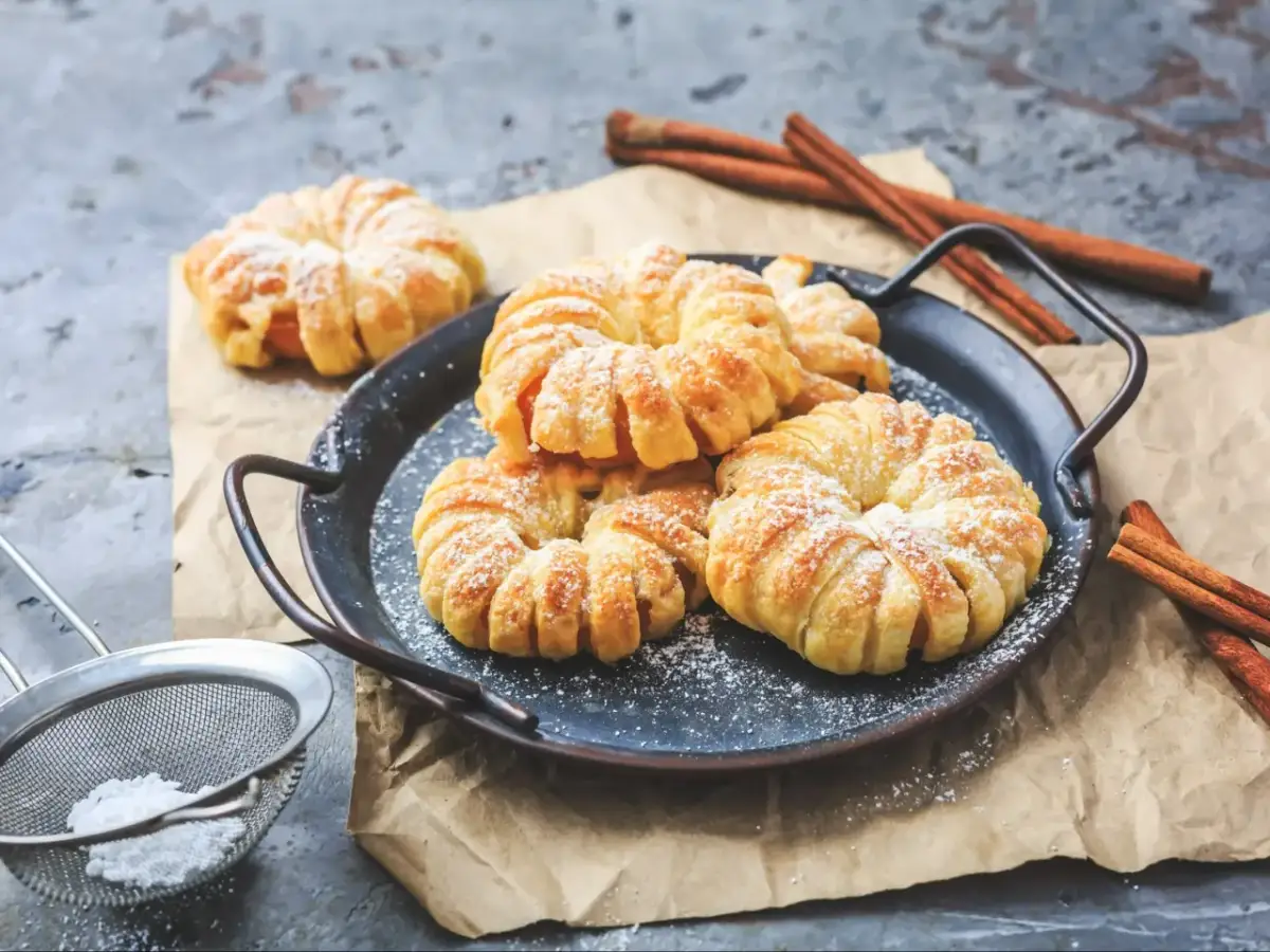 Ciasto francuskie na słodko: 15+ przepisów na szybkie desery!