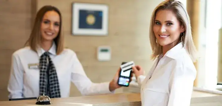 Co robi recepcjonistka w hotelu? Odkryj jej kluczowe zadania i umiejętności