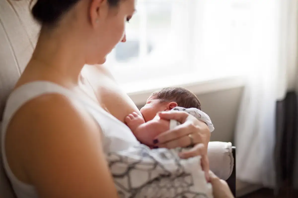 Matka karmi piersią dziecko, zastanawiając się, czy ibuprofen przy karmieniu piersią jest bezpieczny.