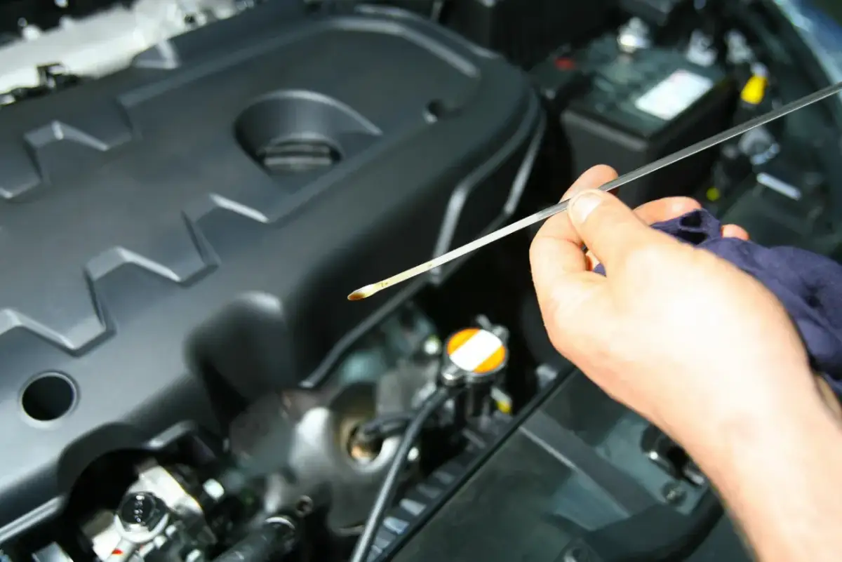 Dolewka oleju na zimnym czy ciepłym silniku – których błędów unikać?