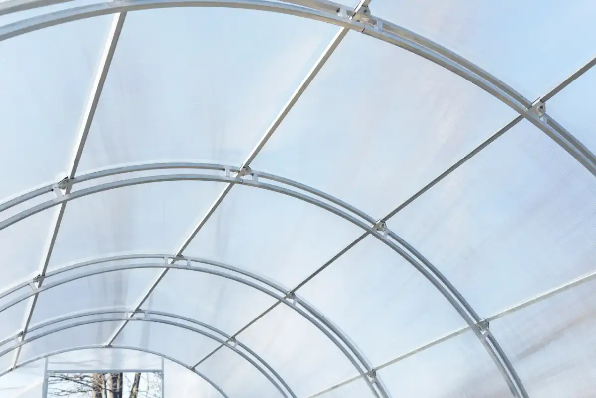 Ile kosztuje pleksi na dach? Ceny i porady dotyczące materiałów