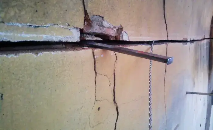 Kotwy elastyczne: Ceny, wybór i trwałość naprawy muru poradnik