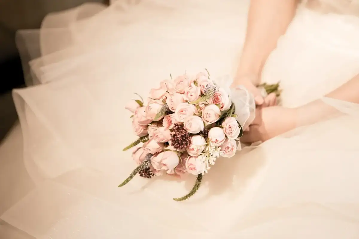 Idealny bukiet do sukni ecru – jak wybrać, by zachwycał?