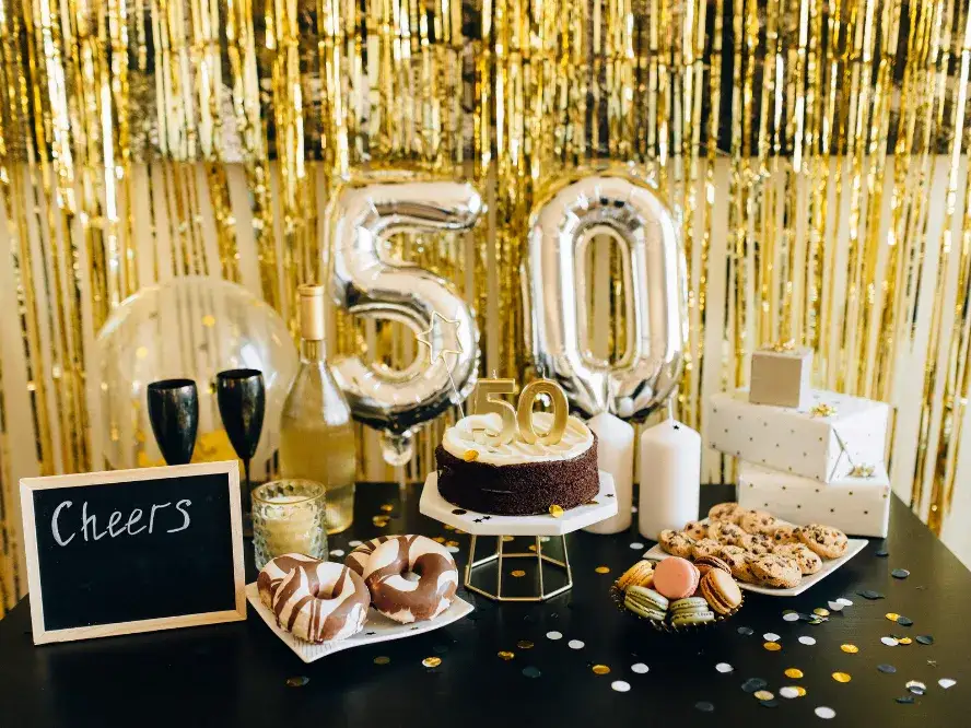 Złote Gody: Jak wybrać idealny prezent na 50. rocznicę ślubu?