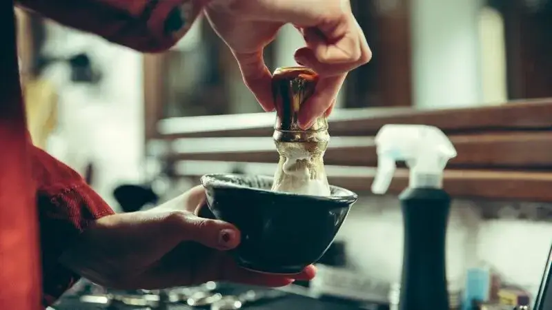 Jak używać mydła do golenia, aby uniknąć podrażnień i uzyskać idealną pianę