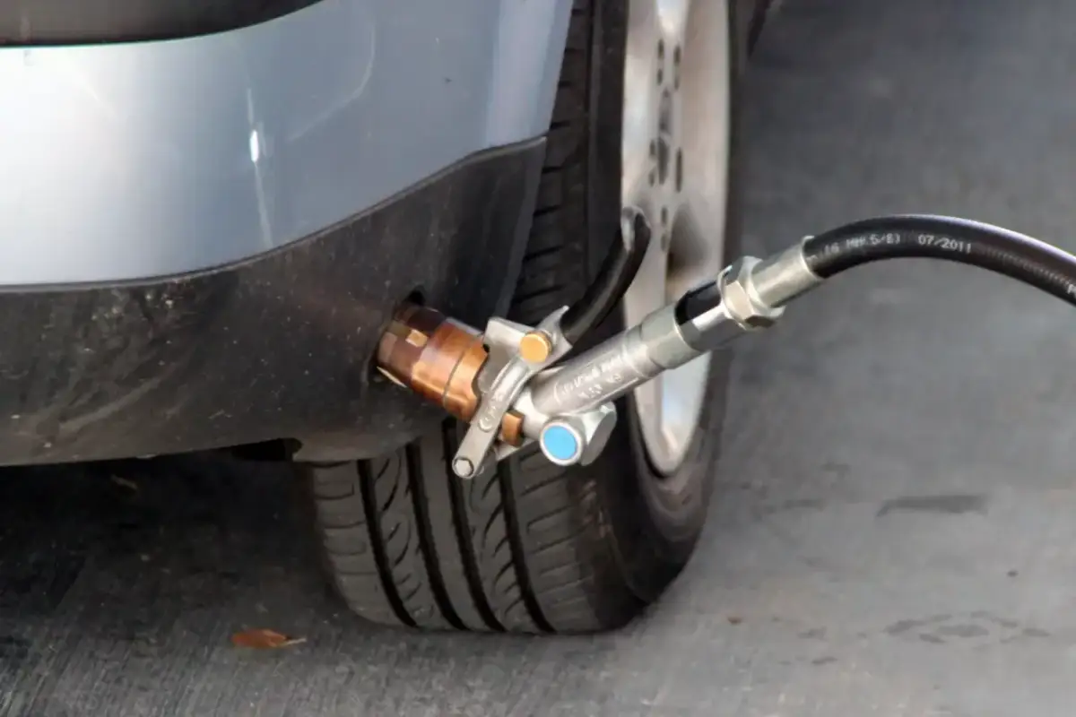 Poczuj gaz? Jak zakręcić zawór LPG w aucie krok po kroku