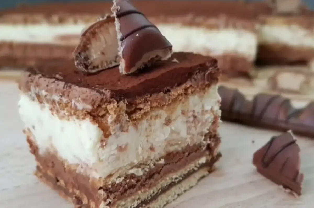 Pyszne ciasto Kinder Bueno z kremem i czekoladą. Idealne na deser dla każdego fana słodkości.