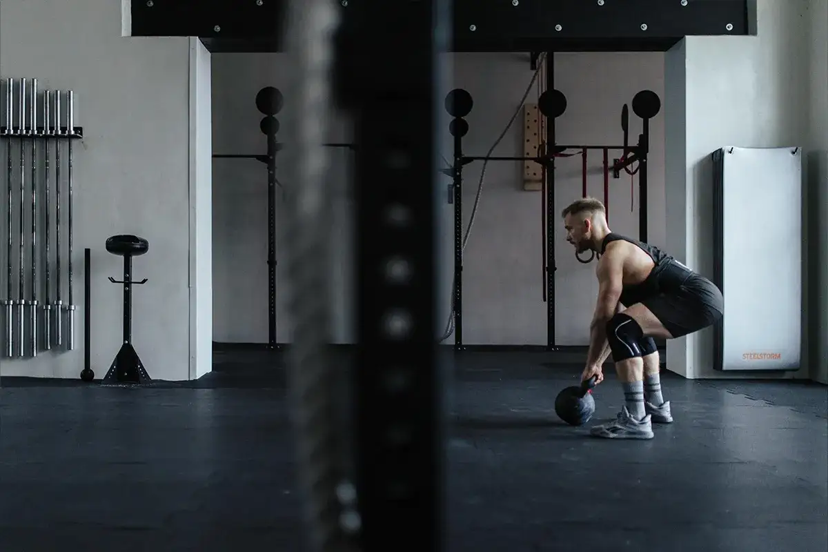 Jak połączyć CrossFit z siłownią? Plan, efekty i unikaj przetrenowania