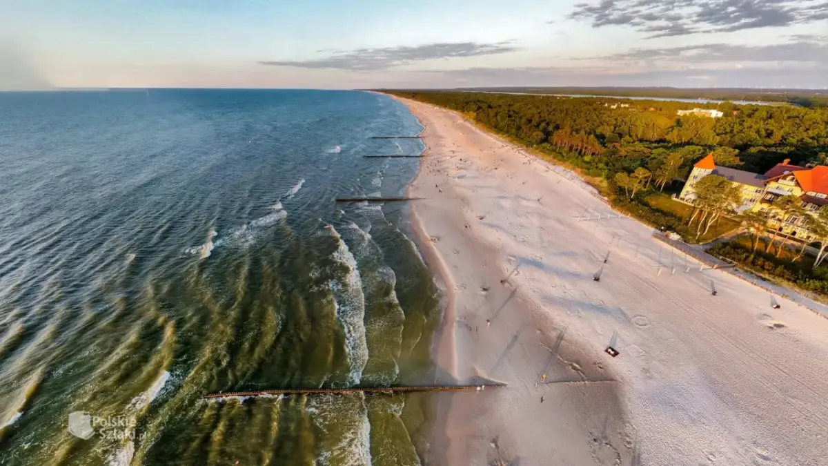 Łeba: Co warto zobaczyć? Wydmy, parki i pomysły na każdą pogodę