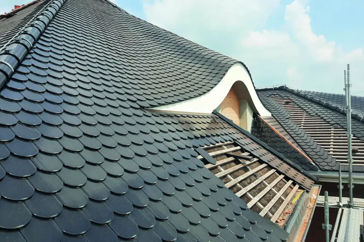 Ile bierze dekarz w 2025? Cennik robocizny i jak nie przepłacić