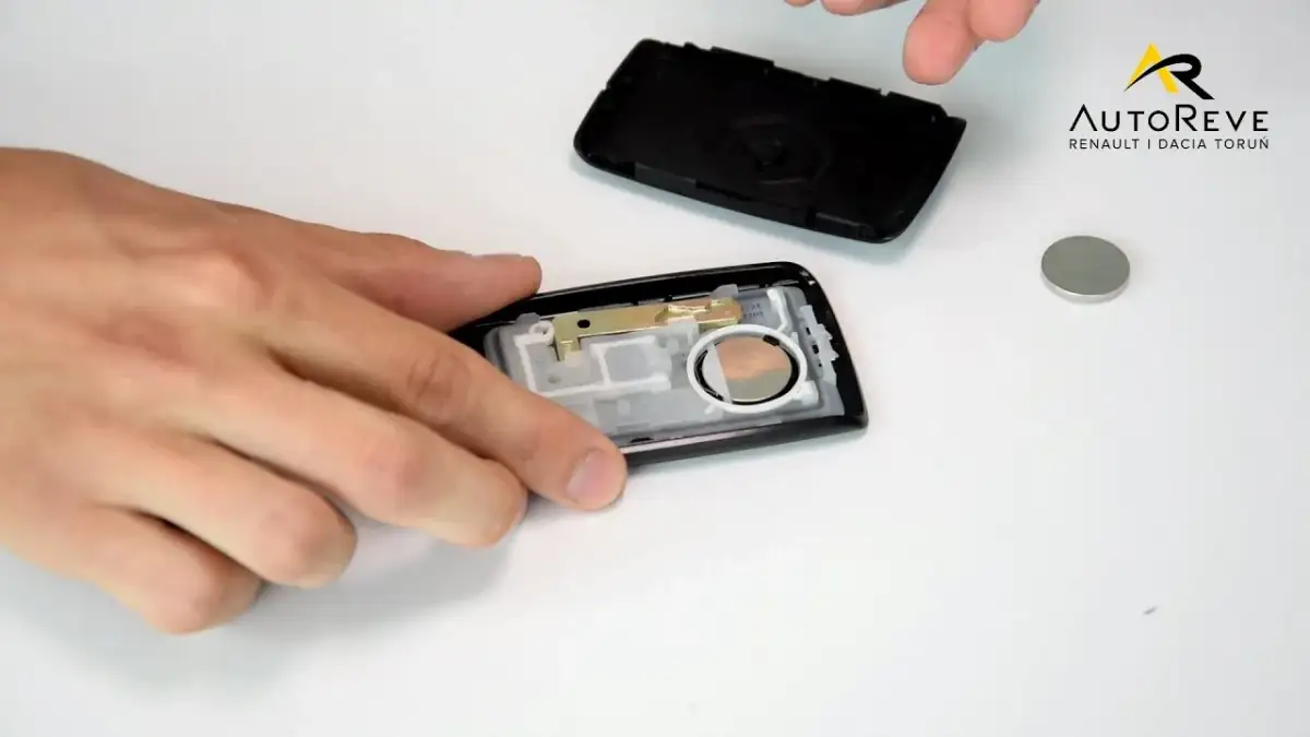 Wymiana baterii w karcie Renault: Zrób to sam i oszczędź 300 zł!