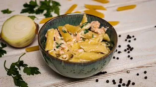 Penne z łososiem: Jak zrobić idealny sos i soczystego łososia?