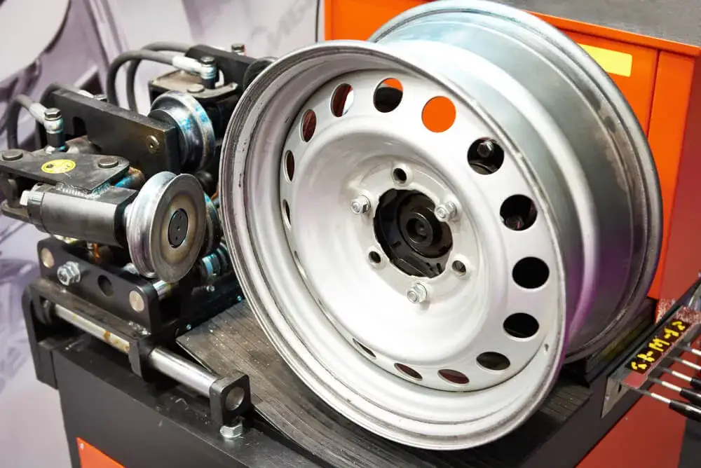 Prostowanie felg aluminiowych: Ceny, opłacalność i ukryte koszty