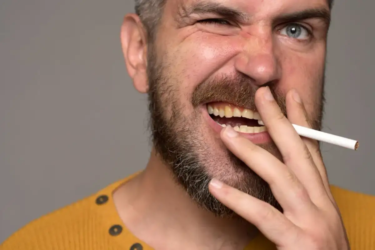 Jak usunąć przebarwienia od papierosów? Odzyskaj biały uśmiech!